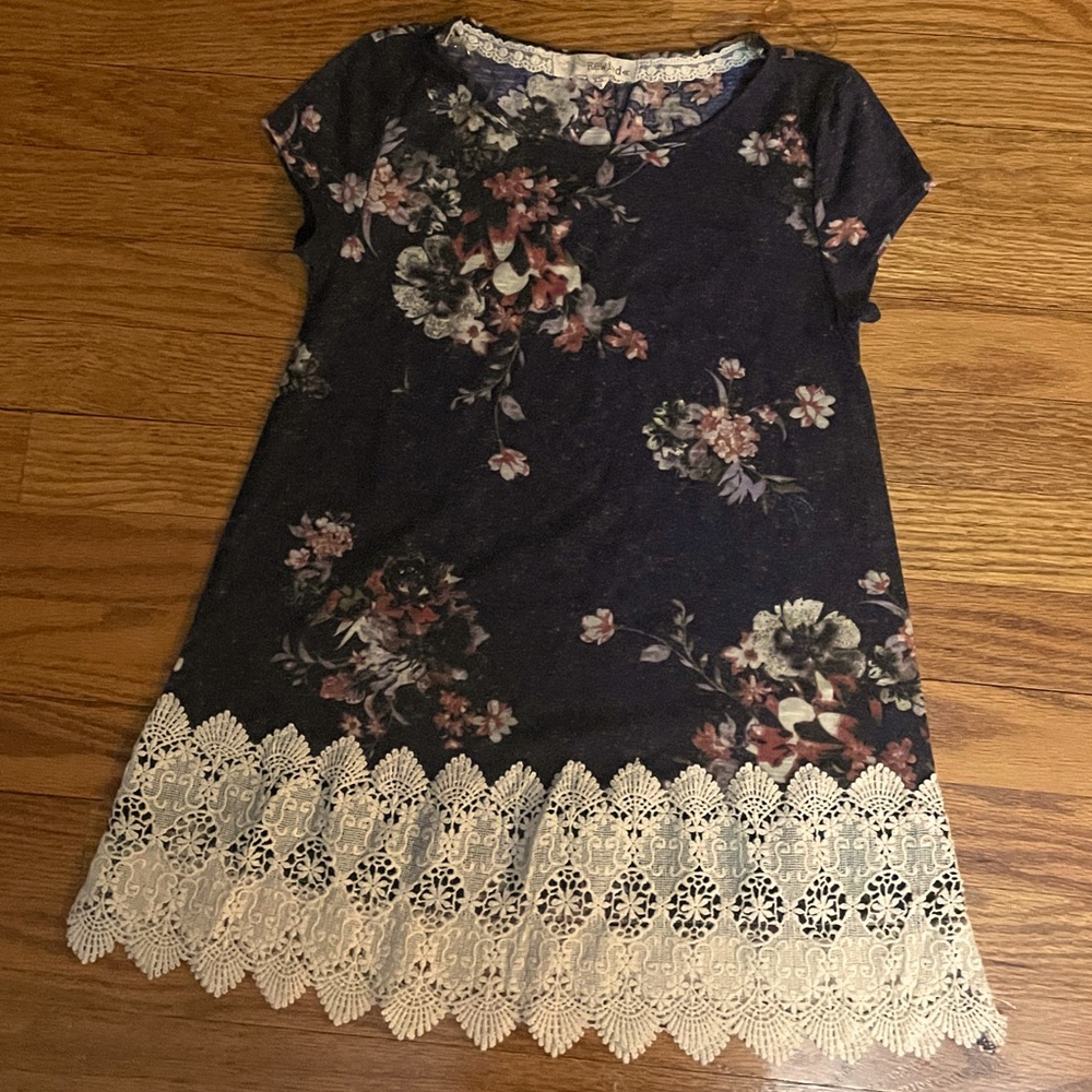 Floral t-shirt with lace hem